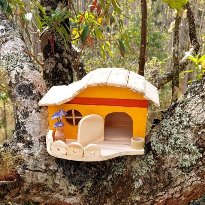 Casinha de Passarinho Feita de Madeira com Comedouro Estilo Fazendinha